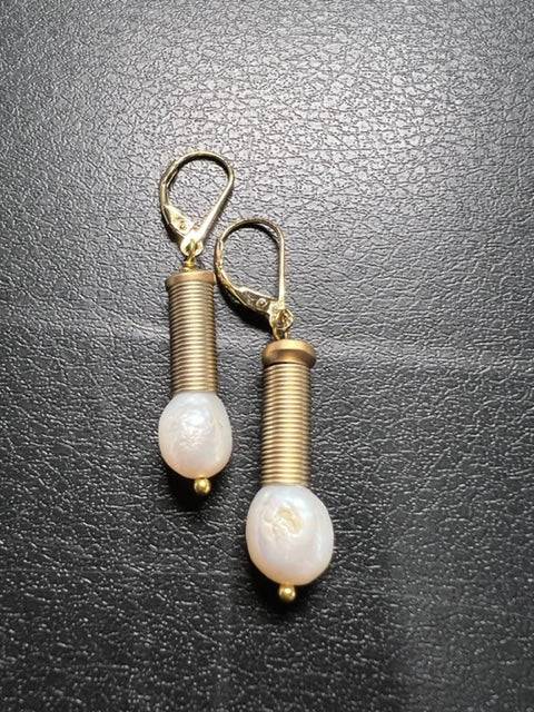 Gold Piano Wire with White Pearl
