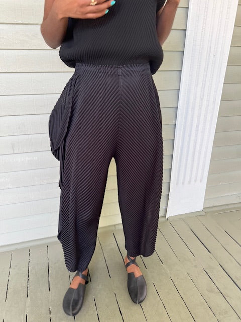 Pleats Side Flap Pants