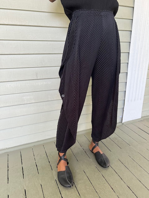 Pleats Side Flap Pants