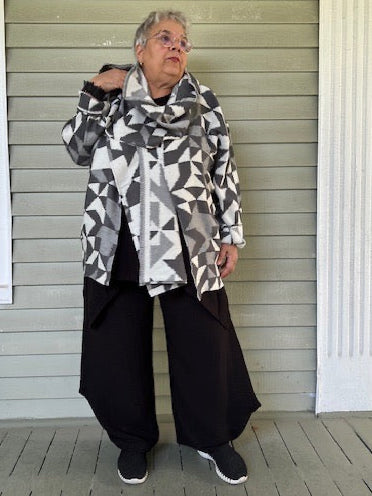 Geometric Print In Gray And White