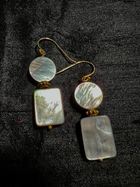Mop Shell Earrings ( Grey)