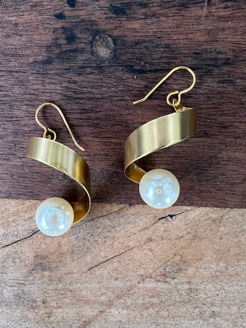 Curl with Pearl Wire Earring