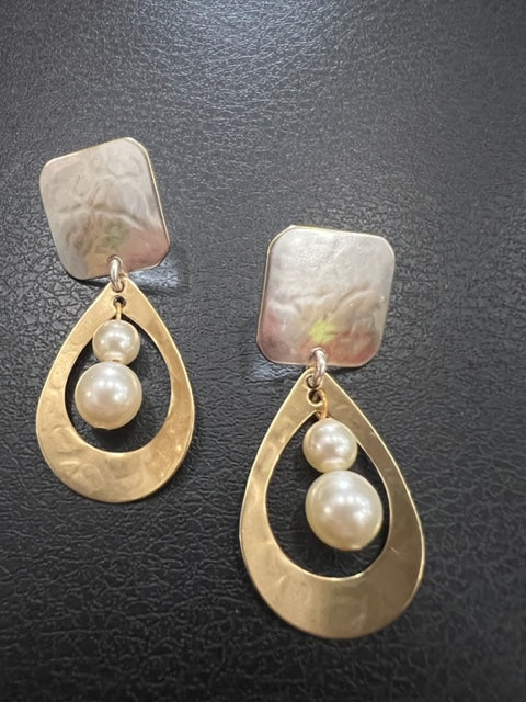 Teardrop with Pearls on Square